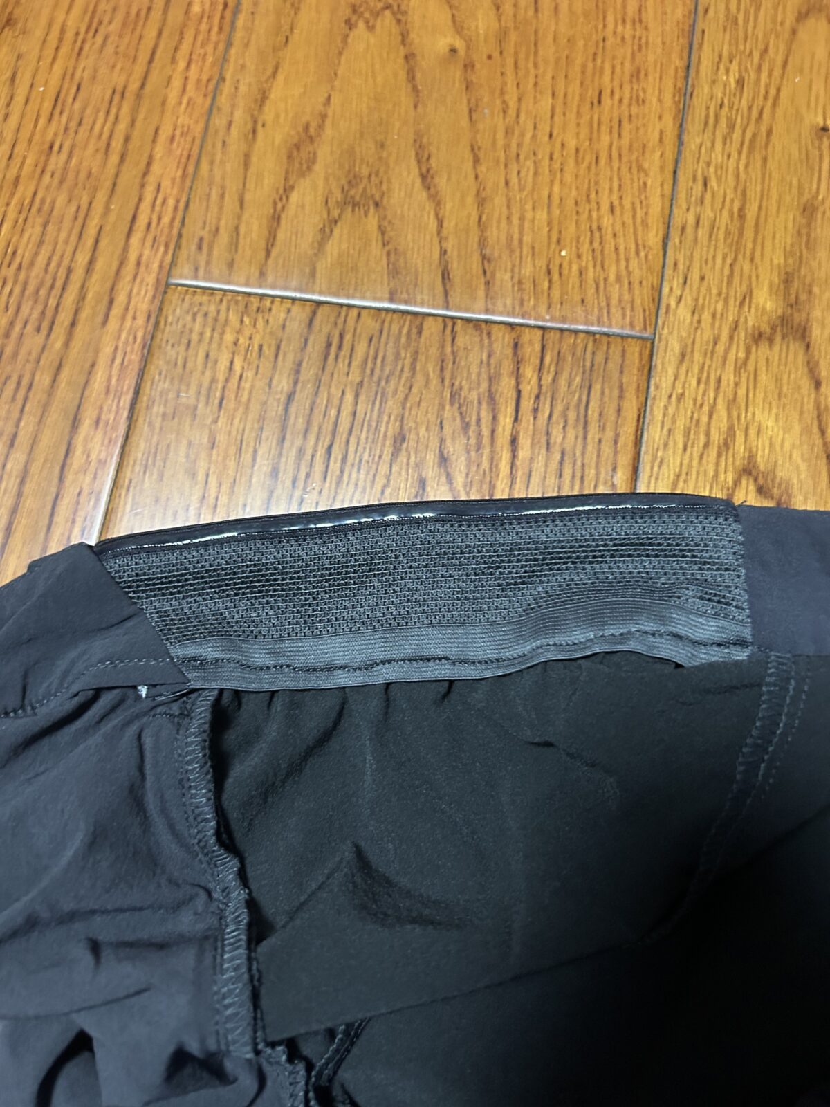 迪卡侬 MH500 徒步短裤腰部内侧的宽幅防滑带特写。