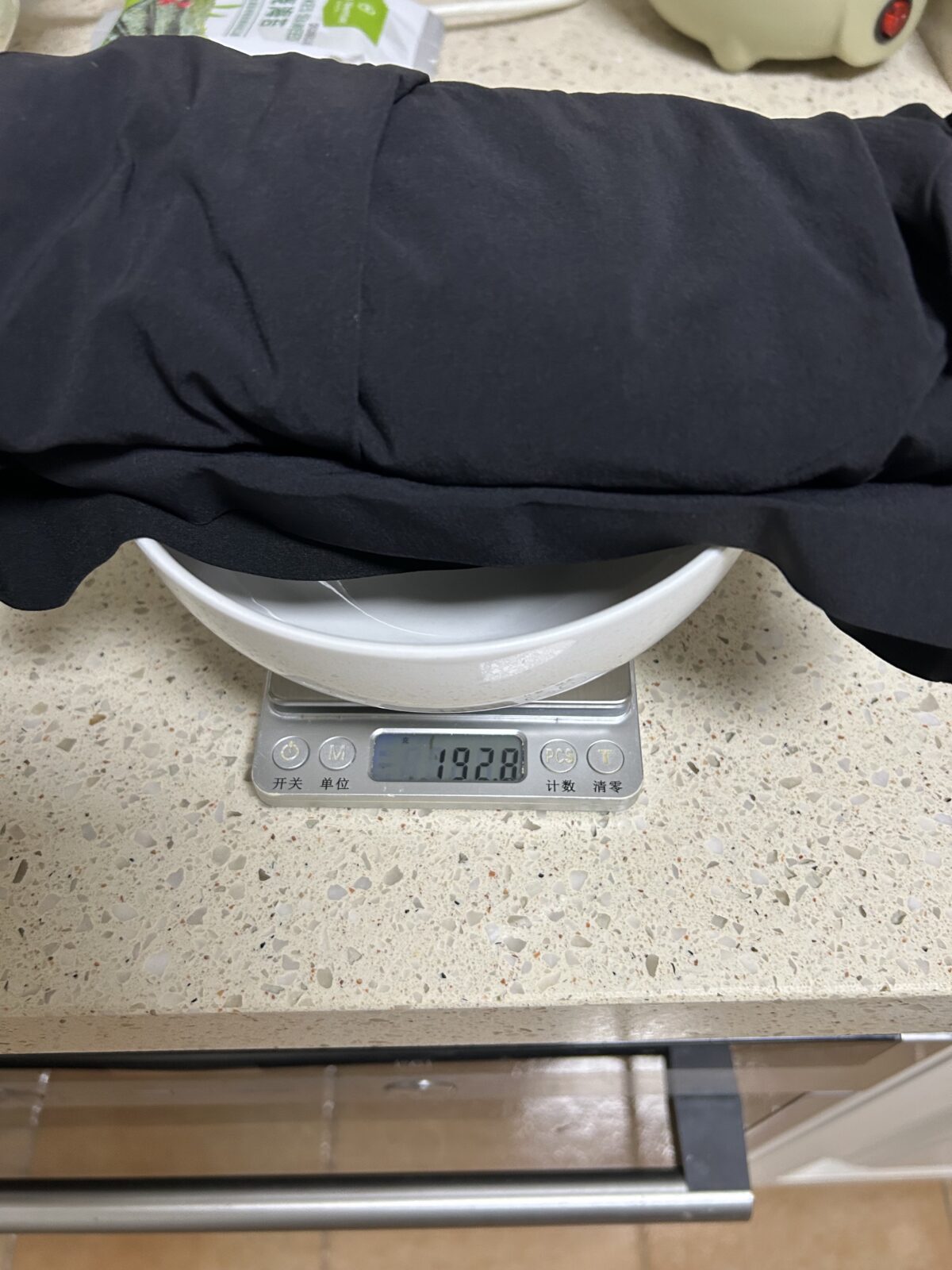 迪卡侬 MH500 徒步短裤放在电子秤上，读数约为192.8克。
